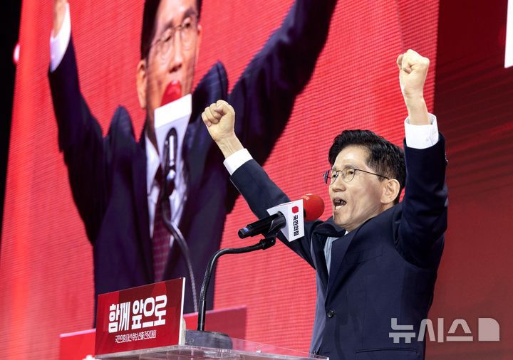 [고양=뉴시스] 고승민 기자 = 김문수 국민의힘 대선후보가 3일 오후 경기 고양시 킨텍스에서 열린 21대 대통령선거 후보자 선출을 위한 제5차 전당대회에서 대선후보로 선출된 뒤 후보 수락연설을 하고 있다. (공동취재) 2025.05.03. photo@newsis.com