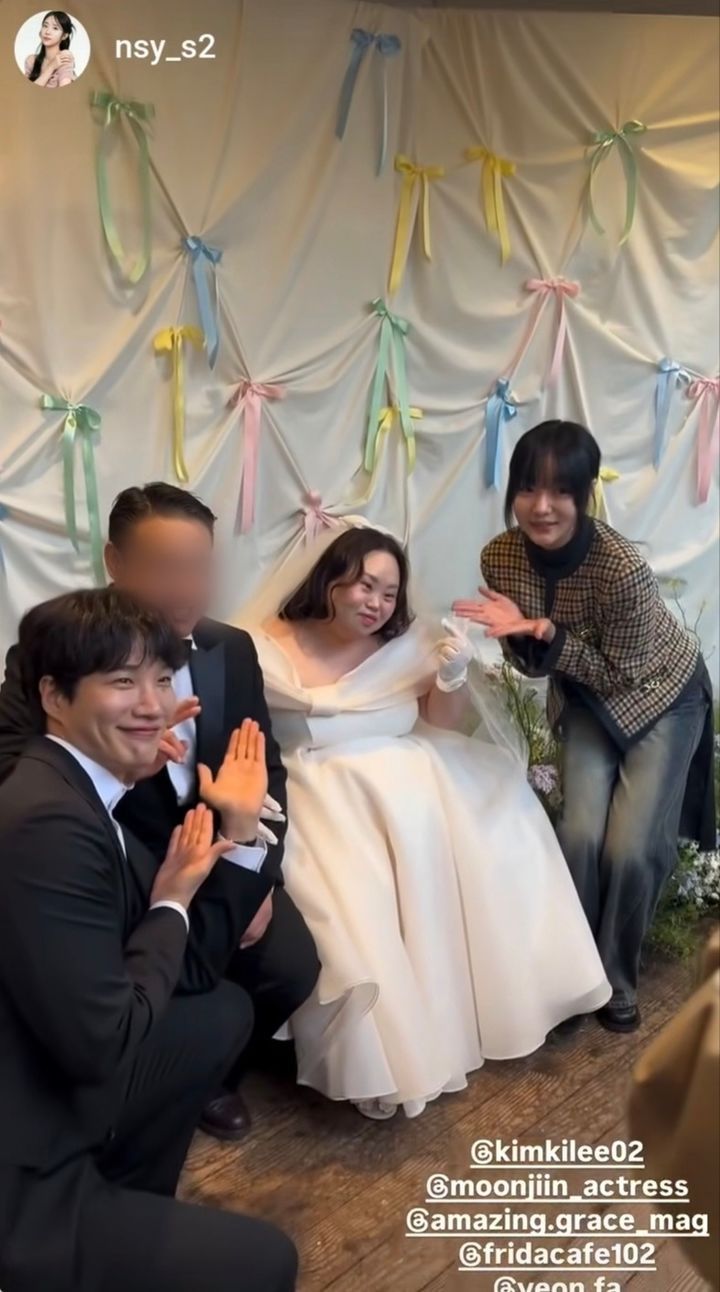 [서울=뉴시스] 문지인이 다운증후군 작가 정은혜의 결혼식 사진을 공개했다. (사진=문지인 인스타그램 캡처) 2025.05.04. photo@newsis.com *재판매 및 DB 금지