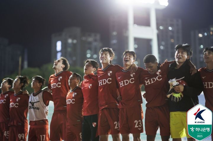 [서울=뉴시스] 프로축구 K리그2 부산아이파크 선수단. (사진=한국프로축구연맹 제공) *재판매 및 DB 금지