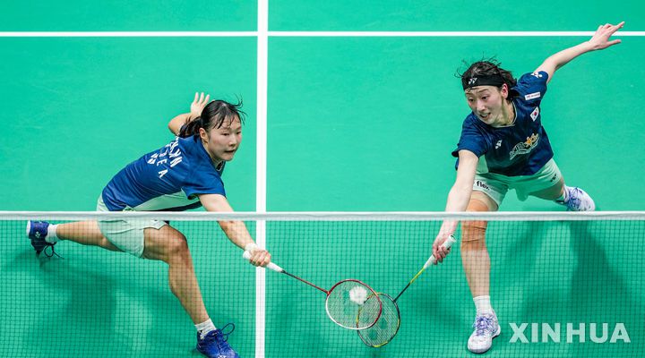 [샤먼=신화/뉴시스] 백하나-이소희가 3일(현지 시간) 중국 푸젠성 샤먼에서 열린 2025 세계배드민턴연맹(BWF) 수디르만컵 인도네시아와의 준결승 여자 복식 5경기에서 아말리아 차하야 프라티위-시티 파디아 실바 라마단티 조와 경기하고 있다. 백하나-이소희가 2-1(21-10 18-21 21-15)로 승리한 한국이 매치 스코어 3-2로 승리하며 결승에 올라 일본을 3-0으로 완파한 중국과 패권을 다툰다. 2025.05.04.