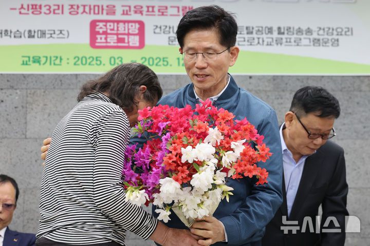 [포천=뉴시스] 권창회 기자 = 김문수 국민의힘 대선 후보가 4일 경기 포천시 한센인마을을 방문해 간담회를 갖고 주민 편지 낭독을 들은 뒤 꽃다발을 선물 받으며 눈시울을 붉히고 있다. 2025.05.04. kch0523@newsis.com