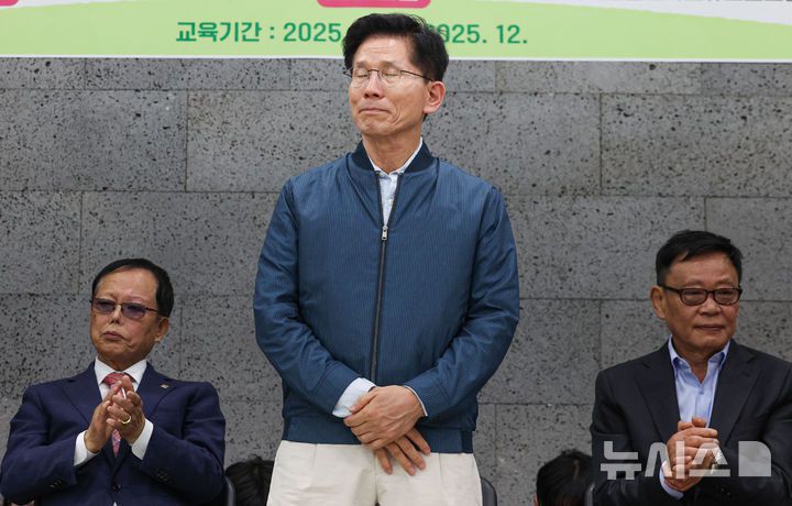 [포천=뉴시스] 권창회 기자 = 김문수 국민의힘 대선 후보가 4일 경기 포천시 한센인마을을 방문해 간담회를 갖고 인사말 도중 감정에 복받쳐오르고 하고 있다. 2025.05.04. kch0523@newsis.com