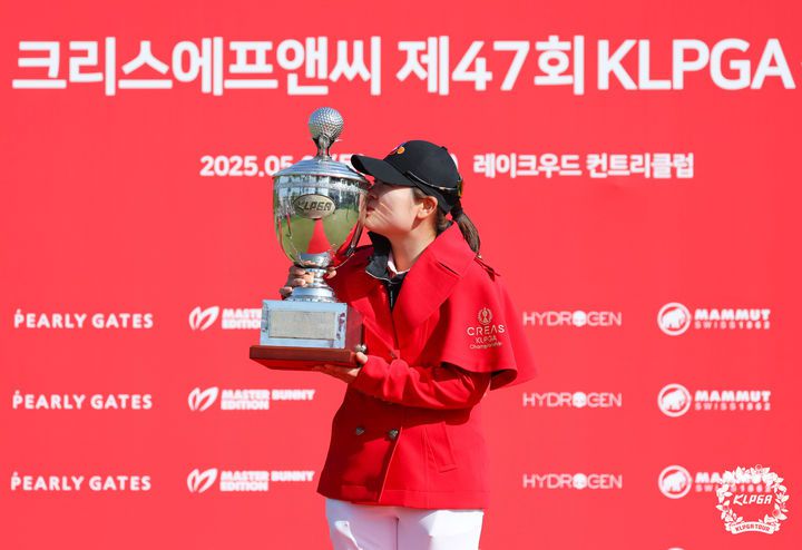[서울=뉴시스] 이영환 기자 = 4일 경기 양주 레이크우드CC에서 열린 '크리스에프앤씨 제47회 KLPGA 챔피언십' 최종라운드에서 우승을 차지한 홍정민이 기념촬영을 하고 있다. (사진=KLPGA 제공) 2025.05.04. photo@newsis.com *재판매 및 DB 금지