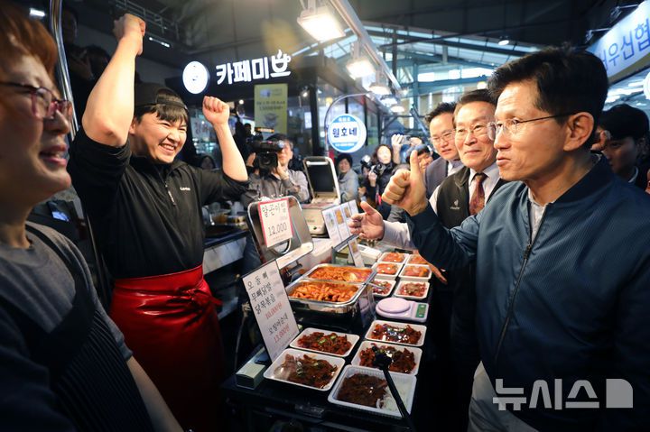 [의정부=뉴시스] 권창회 기자 = 김문수 국민의힘 대선 후보가 4일 경기 의정부시 의정부제일시장을 방문해 상인들과 인사하고 있다. (공동취재) 2025.05.04. photo@newsis.com