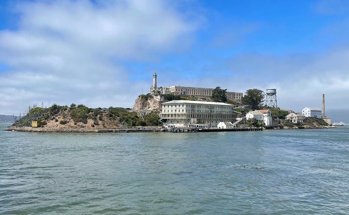 [서울=뉴시스] 미국 캘리포니아주 샌프란시스코만 가운데 있는 앨카트래즈섬과 폐쇄된 연방교도소.(출처: 위키피디아) 2025.05.05. *재판매 및 DB 금지