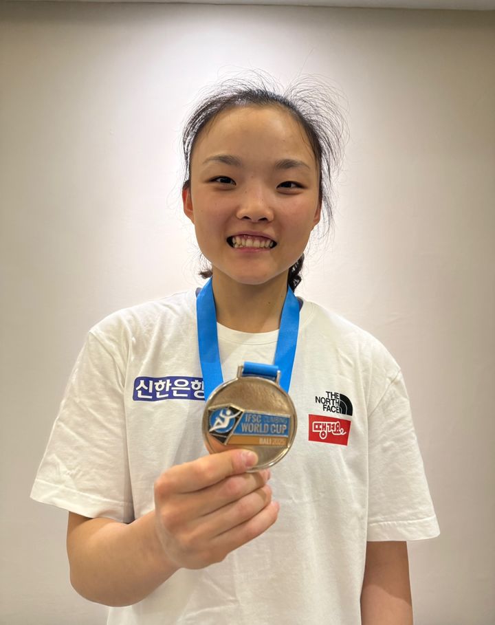 [서울=뉴시스] 2025 국제스포츠클라이밍연맹(IFSC) 월드컵 3차 대회 리드 종목에서 은메달을 딴 서채현. (사진 = 올댓스포츠 제공) *재판매 및 DB 금지