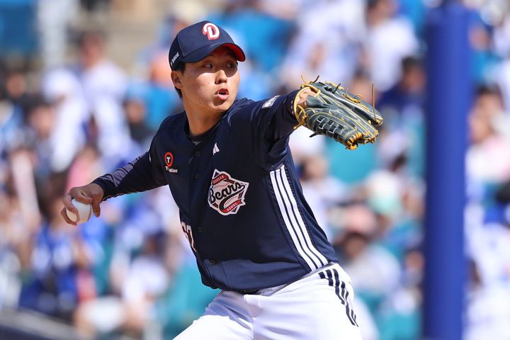 [서울=뉴시스] 프로야구 두산 베어스 홍민규가 지난 4일 대구삼성라이온즈파크에서 열린 2025 신한 쏠뱅크 KBO리그 삼성 라이온즈와의 경기에 등판해 공을 던지고 있다. (사진=두산 베어스 제공) 2025.05.04 *재판매 및 DB 금지