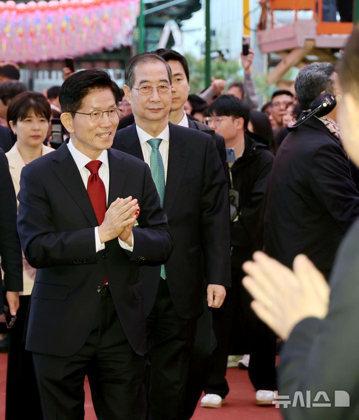 [서울=뉴시스] 최진석 기자 = 김문수 국민의힘 대선 후보와 한덕수 무소속 대선 예비후보가 5일 서울 종로구 조계사에서 열린 부처님오신날 봉축법요식에 참석하고 있다. (대통령실통신사진기자단) 2025.05.05. myjs@newsis.com