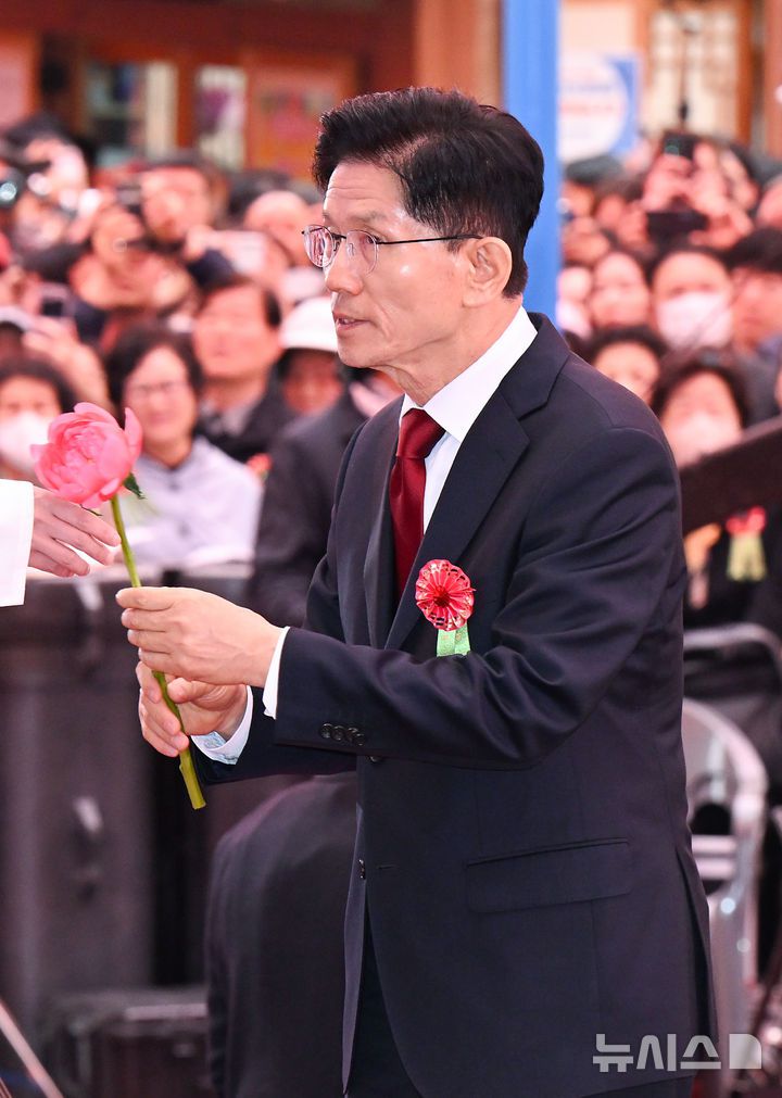[서울=뉴시스] 최진석 기자 = 김문수 국민의힘 대선 후보가 5일 서울 종로구 조계사에서 열린 부처님오신날 봉축법요식 육법공양에서 헌화를 위해 이동하고 있다. (대통령실통신사진기자단) 2025.05.05. myjs@newsis.com