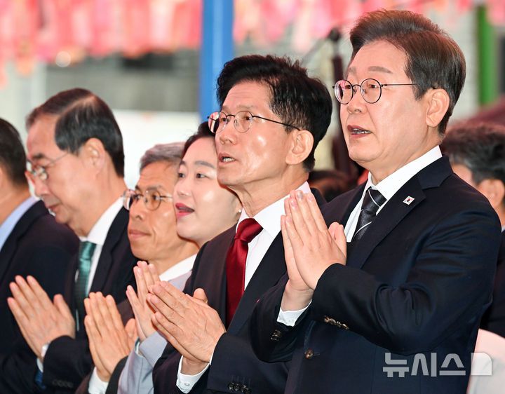 [서울=뉴시스] 최진석 기자 = 지난 5일 서울 종로구 조계사에서 열린 부처님오신날 봉축법요식 육법공양에서 대선 후보들이 헌화 후 합장 있다. 앞줄 오른쪽부터 이재명 더불어민주당 대선 후보, 김문수 국민의힘 대선 후보, 김재연 진보당 대선 후보, 권영국 정의당 대선 후보, 한덕수 무소속 대선 예비후보. (대통령실통신사진기자단) 2025.05.06. myjs@newsis.com
