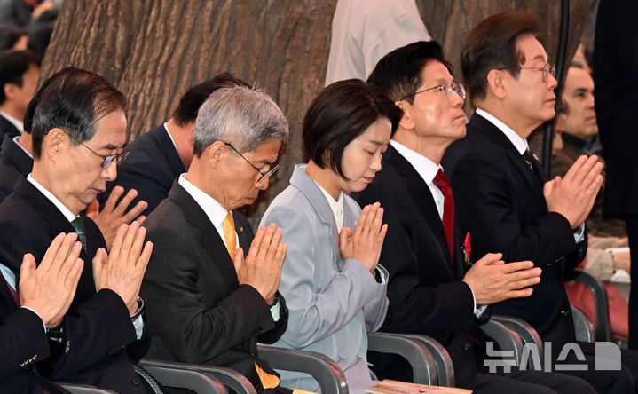 [서울=뉴시스] 최진석 기자 = 5일 서울 종로구 조계사에서 부처님오신날 봉축법요식에서 대선 후보들이 합장하고 있다. 앞줄 오른쪽부터 이재명 더불어민주당 대선 후보, 김문수 국민의힘 대선 후보, 김재연 진보당 대선 후보, 권영국 정의당 대선 후보, 한덕수 무소속 대선 예비후보. (대통령실통신사진기자단) 2025.05.05. myjs@newsis.com