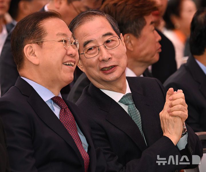 [서울=뉴시스] 최진석 기자 = 권영세 국민의힘 비상대책위원장과 한덕수 무소속 대선 예비후보가 5일 서울 종로구 조계사에서 열린 부처님오신날 봉축법요식에서 대화를 나누고 있다. (대통령실통신사진기자단) 2025.05.05. myjs@newsis.com