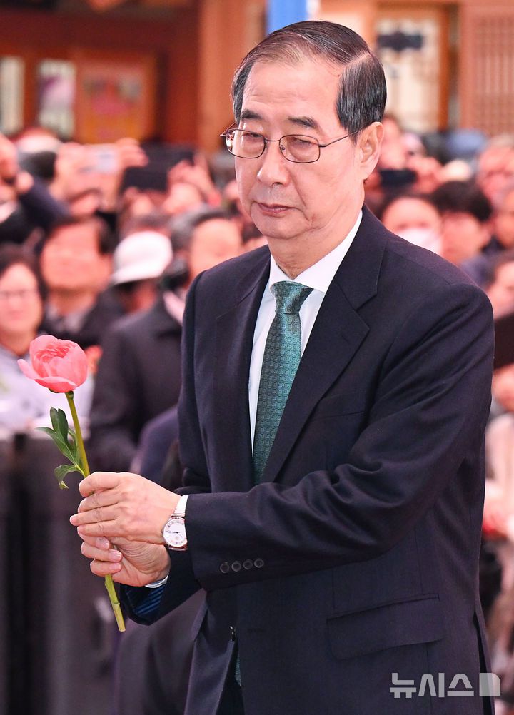 [서울=뉴시스] 최진석 기자 = 한덕수 무소속 대선 예비후보가 5일 서울 종로구 조계사에서 열린 부처님오신날 봉축법요식 육법공양에서 헌화를 위해 이동하고 있다. (대통령실통신사진기자단) 2025.05.05. myjs@newsis.com