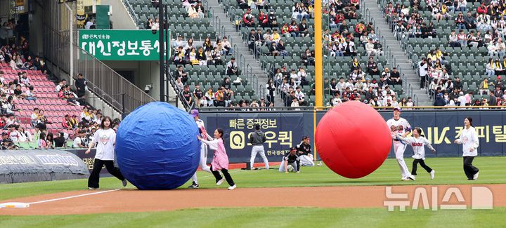[서울=뉴시스] 김선웅 기자 = 어린이날인 5일 서울 송파구 잠실야구장에서 열린 2025 프로야구 LG 트윈스 vs 두산 베어스의 경기 시작 전 두산 선수들과 어린이 야구팬들이 어린이날 미니 운동회 이벤트에 참여하고 있다. 2025.05.05. mangusta@newsis.com