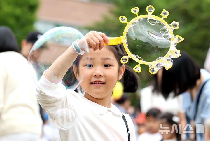 [대구=뉴시스] 이무열 기자 = 103주년 어린이날인 5일 대구 수성구 대구어린이세상에서 한 어린이가 비눗방울 놀이를 하며 즐거워하고 있다. 2025.05.05. lmy@newsis.com