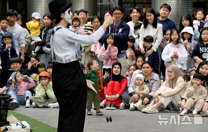 [광주=뉴시스] 변재훈 기자 = 어린이날인 5일 오후 광주 동구 국립아시아문화전당 어린이문화원 일대에서 열린 어린이·가족문화축제 하우 펀(HOW FUN)11 행사 중 실외 야외 마임 공연에 아이들이 즐거워 하고 있다. 2025.05.05. wisdom21@newsis.com