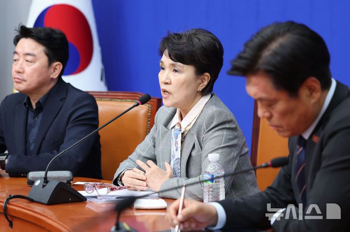 [서울=뉴시스] 권창회 기자 = 강금실 더불어민주당 총괄선거대책위원장이 5일 서울 여의도 국회에서 기자간담회를 갖고 발언하고 있다. 2025.05.05. kch0523@newsis.com