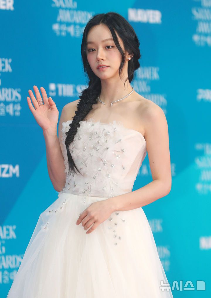 [서울=뉴시스] 김혜진 기자 = 배우 이혜리가 5일 오후 서울 강남구 코엑스에서 열린 제61회 백상예술대상 시상식에서 포즈를 취하고 있다. 2025.05.05. jini@newsis.com