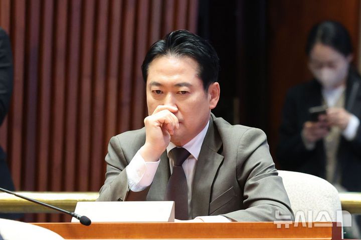 [서울=뉴시스] 권창회 기자 =장동혁 국민의힘 의원이 지난 5일 서울 여의도 국회에서 열린 의원총회에 참석해 생각에 잠겨 있다. 2025.05.05. kch0523@newsis.com