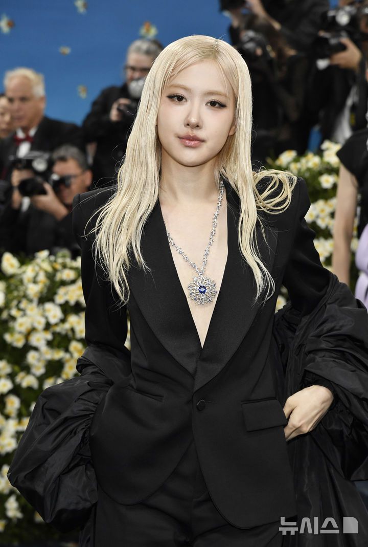 [뉴욕=AP/뉴시스] 블랙핑크 로제가 5일(현지 시간) 미국 뉴욕의 메트로폴리탄 미술관 의상 연구소 전시회 개막 기념 자선 갈라(멧 갈라) ‘슈퍼파인: 블랙 스타일 테일러링'(Superfine: Tailoring Black Style)’에 참석해 포토타임을 갖고 있다. 1948년에 시작된 멧 갈라는 매년 5월 첫째 주 월요일에 열리며 단순한 전시회 개막을 넘어 패션, 예술, 문화가 융합되는 글로벌 문화 행사로 자리매김했다. 2025.05.06.