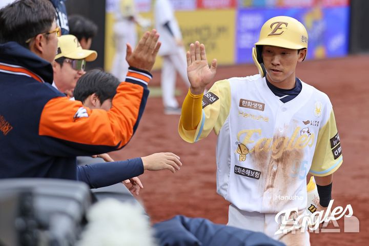 [서울=뉴시스] 프로야구 한화 이글스 황영묵(오른쪽)이 6일 대전 한화생명볼파크에서 열린 2025 신한 쏠뱅크 KBO리그 삼성 라이온즈와의 경기에서 득점에 성공한 뒤 동료들의 축하를 받고 있다. (사진=한화 이글스 제공) 2025.05.06.