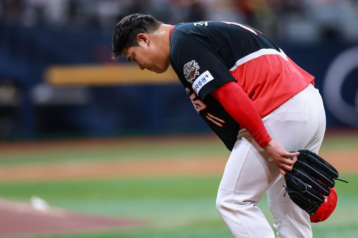 [서울=뉴시스] 프로야구 KIA 타이거즈 조상우가 6일 고척스카이돔에서 열린 2025 신한 쏠뱅크 KBO리그 키움 히어로즈와의 경기에 등판해 키움 팬들에게 고개를 숙이고 있다. (사진=KIA 타이거즈 제공) 2025.05.06 *재판매 및 DB 금지