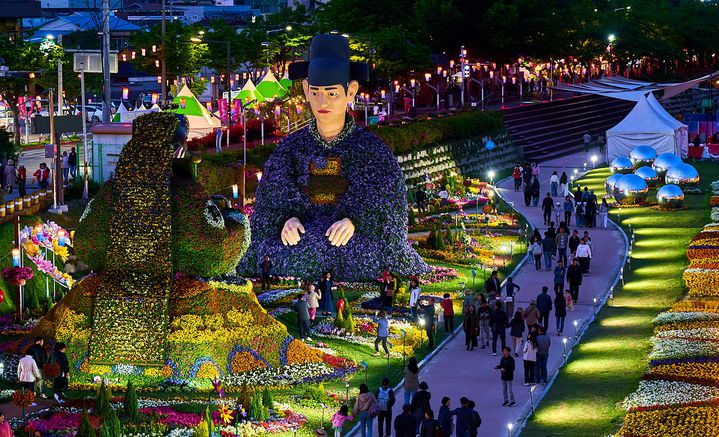 [남원=뉴시스] 김종효 기자 = 지난 5일 '제95회 춘향제'가 열리고 있는 남원 요천변 일원의 꽃밭, 형형색색 꽃으로 장식된 성춘향·이몽룡의 대형 조형물이 방문객들의 시선을 끌고 있다. (사진=남원시 제공) 2025.05.06. photo@newsis.com  *재판매 및 DB 금지