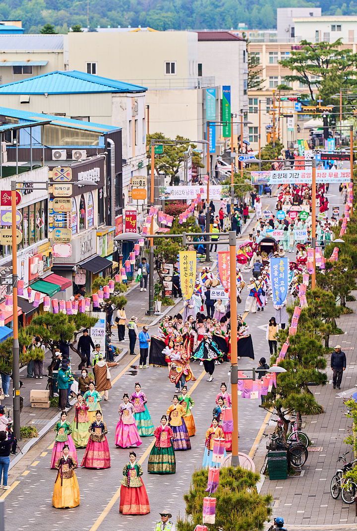 [남원=뉴시스] 김종효 기자 = 지난 5일 '제95회 춘향제'가 열리고 있는 남원 광한루원 일원의 대동길놀이, 긴 퍼레이드 행렬을 올해의 춘향이들이 이끌고 있다. (사진=남원시 제공) 2025.05.06. photo@newsis.com  *재판매 및 DB 금지