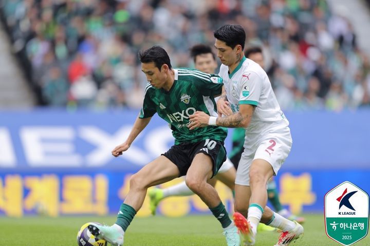[서울=뉴시스] 프로축구 K리그1 전북 현대의 송민규, 대전하나시티즌의 박규현. (사진=한국프로축구연맹 제공) *재판매 및 DB 금지