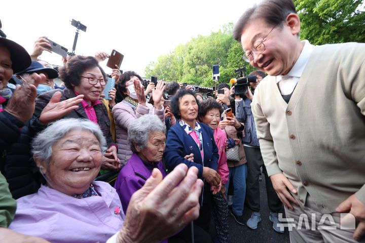 [장수=뉴시스] 조성봉 기자 = 민심을 청취하는 '경청 투어'에 나선 이재명 더불어민주당 대선후보가 6일 전북 장수군 천천면 오옥마을에서 어르신들과 대화를 하고 있다.2025.05.06. suncho21@newsis.com