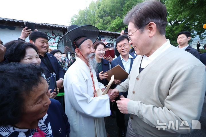 [장수=뉴시스] 조성봉 기자 = 민심을 청취하는 '경청 투어'에 나선 이재명 더불어민주당 대선후보가 6일 전북 장수군 천천면 오옥마을에서 어르신들과 인사를 나누고 있다.2025.05.06. suncho21@newsis.com