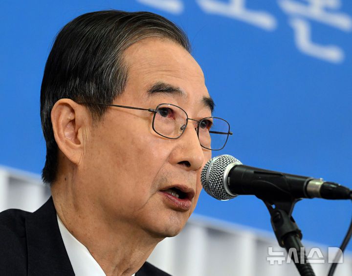 [서울=뉴시스] 국회사진기자단 = 무소속 한덕수 대통령선거 예비후보가 6일 서울 중구 코리아나호텔에서 열린 관훈토론회에서 기조연설을 하고 있다 2025.05.06. photo@newsis.com