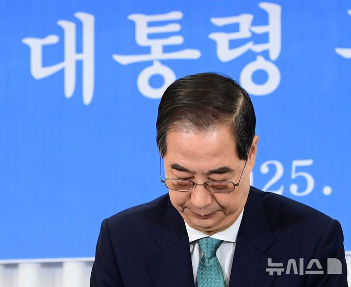 [서울=뉴시스] 국회사진기자단 = 한덕수 무소속 대통령선거 예비후보가 6일 오전 서울 중구 코리아나 호텔에서 열린 관훈토론회에 참석해 인사하고 있다. 2025.05.06. photo@newsis.com