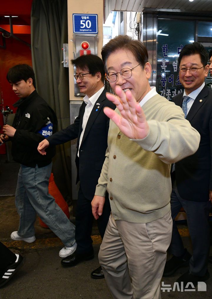 [증평=뉴시스] 조성봉 기자 = 민심을 청취하는 '경청 투어'에 나선 이재명 더불어민주당 대선후보가 6일 충북 증평군 장뜰시장에서 시민들에게 인사를 하고 있다. (공동취재) 2025.05.06. photo@newsis.com