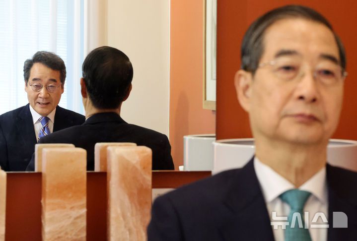 [서울=뉴시스] 정병혁 기자 = 한덕수 무소속 대통령 선거 예비 후보와 이낙연 새미래민주당 상임고문이 6일 서울 중구 달개비 컨퍼런스하우스에서 오찬회동을 하고 있다 (공동취재) 2025.05.06. photo@newsis.com