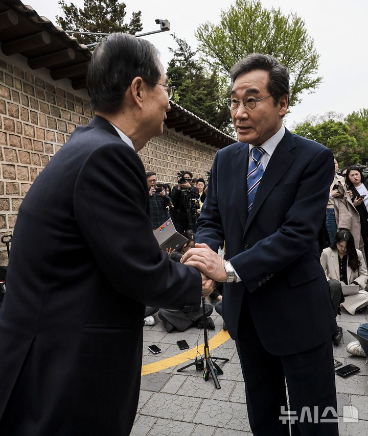 [서울=뉴시스] 정병혁 기자 = 한덕수 무소속 대통령 선거 예비 후보와 이낙연 새미래민주당 상임고문이 6일 서울 중구 달개비 컨퍼런스하우스에서 오찬회동 마친 뒤 인사를 나누고 있다. 2025.05.06. jhope@newsis.com