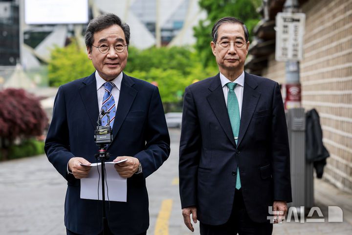 [서울=뉴시스] 정병혁 기자 = 이낙연 새미래민주당 상임고문이 6일 서울 중구 달개비 컨퍼런스하우스에서 한덕수 무소속 대통령 선거 예비 후보 오찬회동 마친 뒤 취재진에게 입장을 밝히고 있다. 2025.05.06. jhope@newsis.com