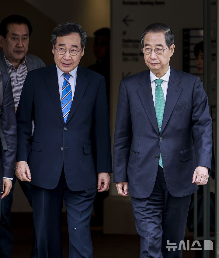 [서울=뉴시스] 정병혁 기자 = 한덕수 무소속 대통령 선거 예비 후보와 이낙연 새미래민주당 상임고문이 6일 서울 중구 달개비 컨퍼런스하우스에서 오찬회동 마친 뒤 식당을 나서고 있다.2025.05.06. jhope@newsis.com