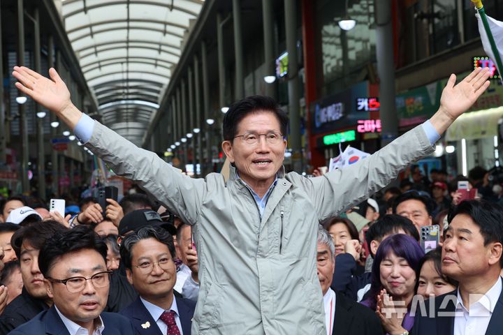 [포항=뉴시스] 권창회 기자 = 김문수 국민의힘 대선 후보가 6일 경북 포항시 죽도시장을 방문해 시민들에게 인사하고 있다. 2025.05.06. kch0523@newsis.com