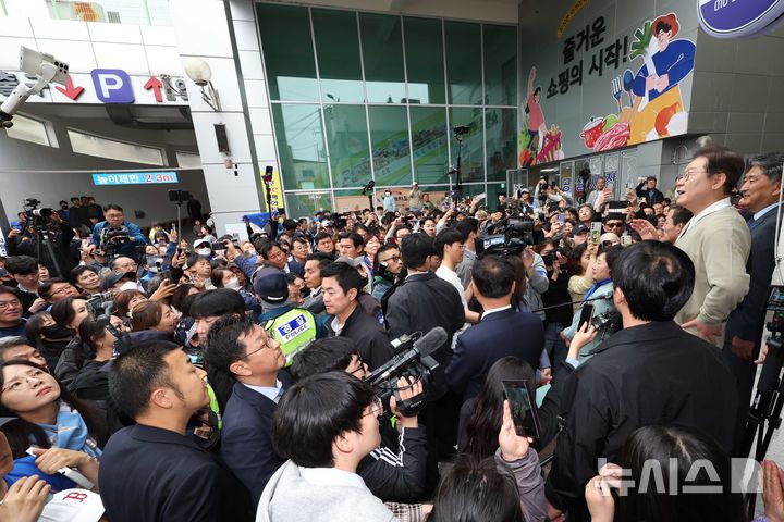 [옥천=뉴시스] 조성봉 기자 = 민심을 청취하는 '경청 투어'에 나선 이재명 더불어민주당 대선후보가 6일 충북 옥천군 옥천공설시장에서 즉흥 연설을 하고 있다.  2025.05.06. suncho21@newsis.com