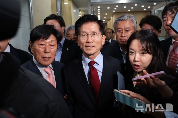 [경주=뉴시스] 권창회 기자 = 김문수 국민의힘 대선 후보가 6일 경북 경주시 HICO 미디어센터에서 김대식 의원과 대화를 나눈 뒤 서울로 가기 위해 이동하고 있다. 2025.05.06. kch0523@newsis.com