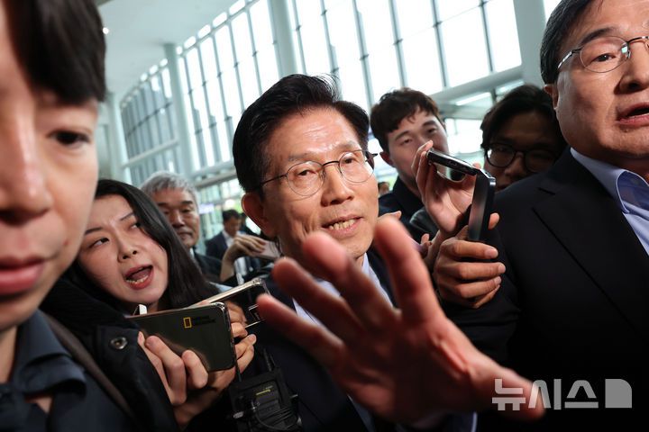 [경주=뉴시스] 권창회 기자 = 김문수 국민의힘 대선 후보가 6일 경북 경주시 HICO 미디어센터에서 단일화 관련 반발하며 후보 일정 중단을 선언한 뒤 이동하고 있다. 2025.05.06. kch0523@newsis.com