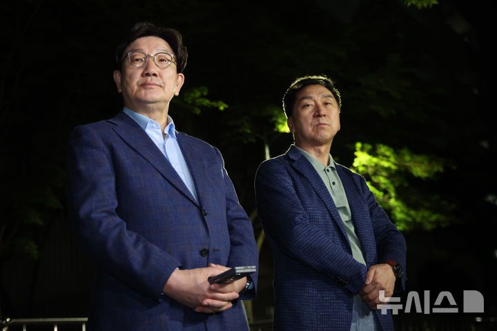 [서울=뉴시스] 김금보 기자 = 권성동 국민의힘 원내대표와 김기현 의원이 6일 오후 서울 관악구 김문수 대선후보의 자택 앞에서 '한덕수 후보와의 단일화'  관련 논의를 위해 김 후보를 기다리고 있다. 2025.05.06. kgb@newsis.com