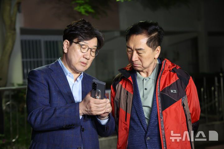 [서울=뉴시스] 김금보 기자 = 권성동 국민의힘 원내대표와 김기현 의원이 6일 오후 서울 관악구 김문수 대선후보의 자택 앞에서 '한덕수 후보와의 단일화'  관련 논의를 위해 김 후보를 기다리며 대화를 하고 있다. 2025.05.06. kgb@newsis.com