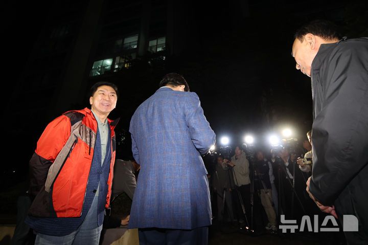 [서울=뉴시스] 김금보 기자 = 김기현(왼쪽) 국민의힘 의원이 6일 오후 서울 관악구 김문수 대선후보의 자택 앞에서 '한덕수 후보와의 단일화'  관련 논의를 위해 김 후보를 기다리며 웃음을 보이고 있다. 2025.05.06. kgb@newsis.com