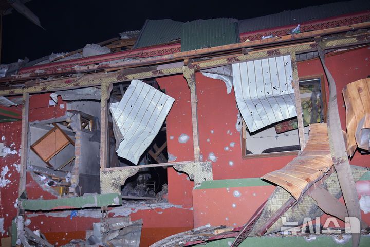 [무자파라바드=AP/뉴시스] 7일(현지 시간) 파키스탄령 카슈미르 무자파라바드 인근에서 인도의 미사일 공격으로 추정되는 공격으로 피해 입은 현장의 한 건물이 파손돼 있다. 2025.05.07.