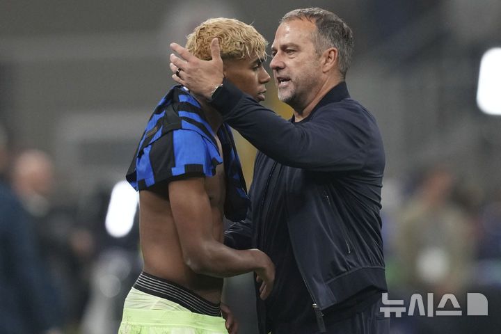 [밀라노=AP/뉴시스] 스페인 프로축구 프리메라리가 바르셀로나의 라민 야말, 한지 플릭 감독. 2025. 5. 6.