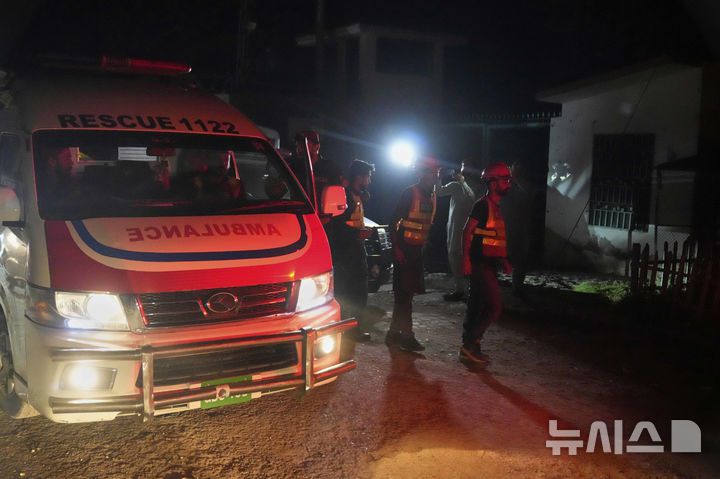 [무리드케=AP/뉴시스] 7일(현지 시간) 파키스탄 펀자브주 무리드케에서 인도의 미사일 공격으로 추정되는 피해 현장에 구조대와 구급차가 도착하고 있다. 2025.05.07.