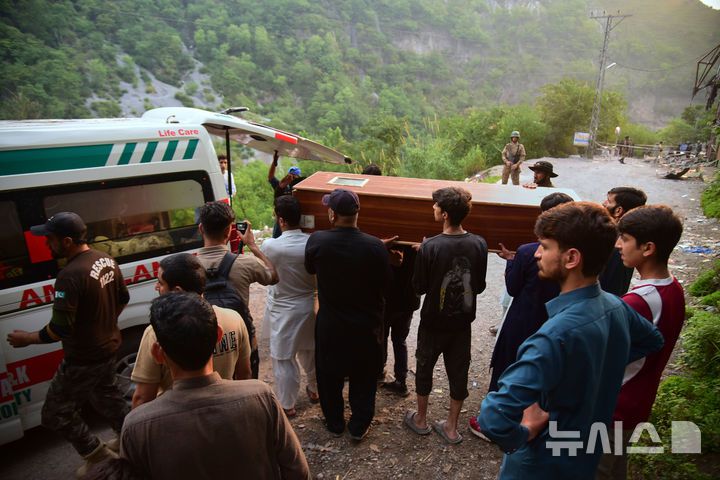 [카슈미르=AP/뉴시스]파키스탄령 카슈미르의 한 모스크에서 7일(현지 시간) 인도 미사일로 추정되는 공격이 발생해 사망자가 발생, 자원봉사자들이 시신을 수습해 구급차로 옮기고 있다. 2025.05.07.