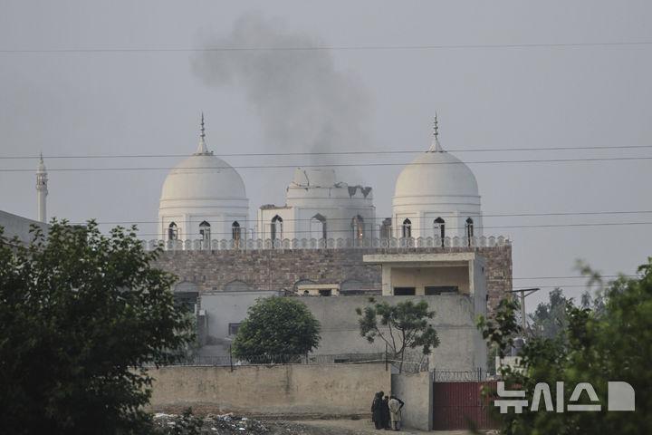 [바하왈푸르=AP/뉴시스] 7일 인도의 미사일 공격을 받은 파키스탄 바하왈푸르 외곽 이슬람 모스크에서 연기가 나고 있다. 2025.05.07.